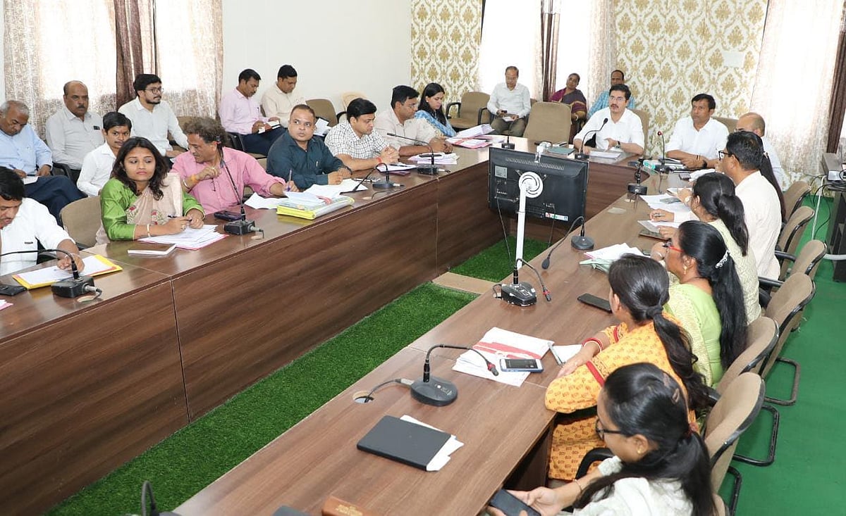 MP: Dewas Collector Rishav Gupta chairs time-limit meet - Vimarsana News