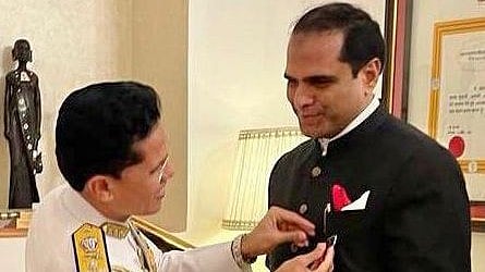 Indore: Vice Admiral honours NRI Makode for Covid related services - Vimarsana News