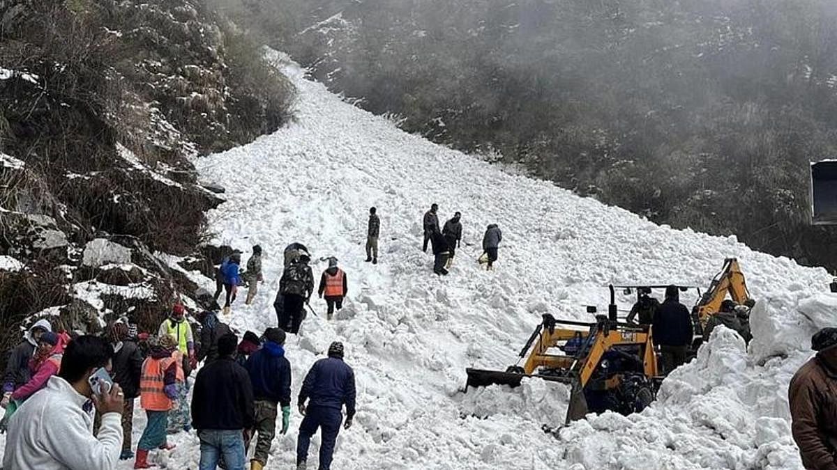 Sikkim Avalanche: Rescue operations enters day 2 to find tourists trapped - Vimarsana News