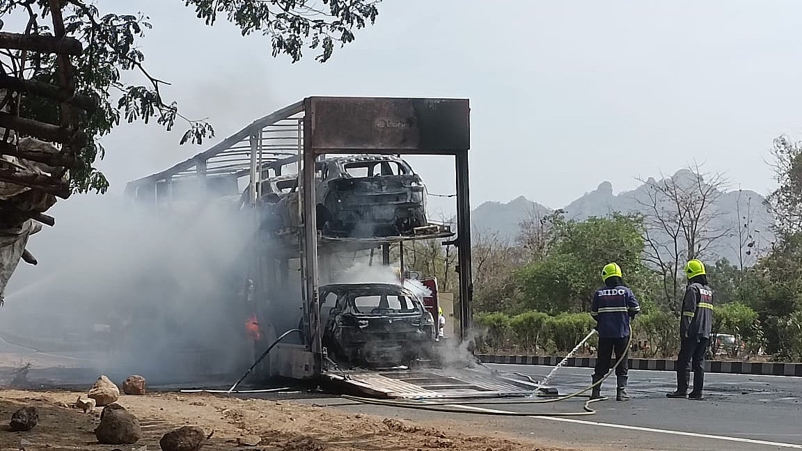 Palghar: Container carrying eight vehicles burnt in mishap on NH 48 - Vimarsana News