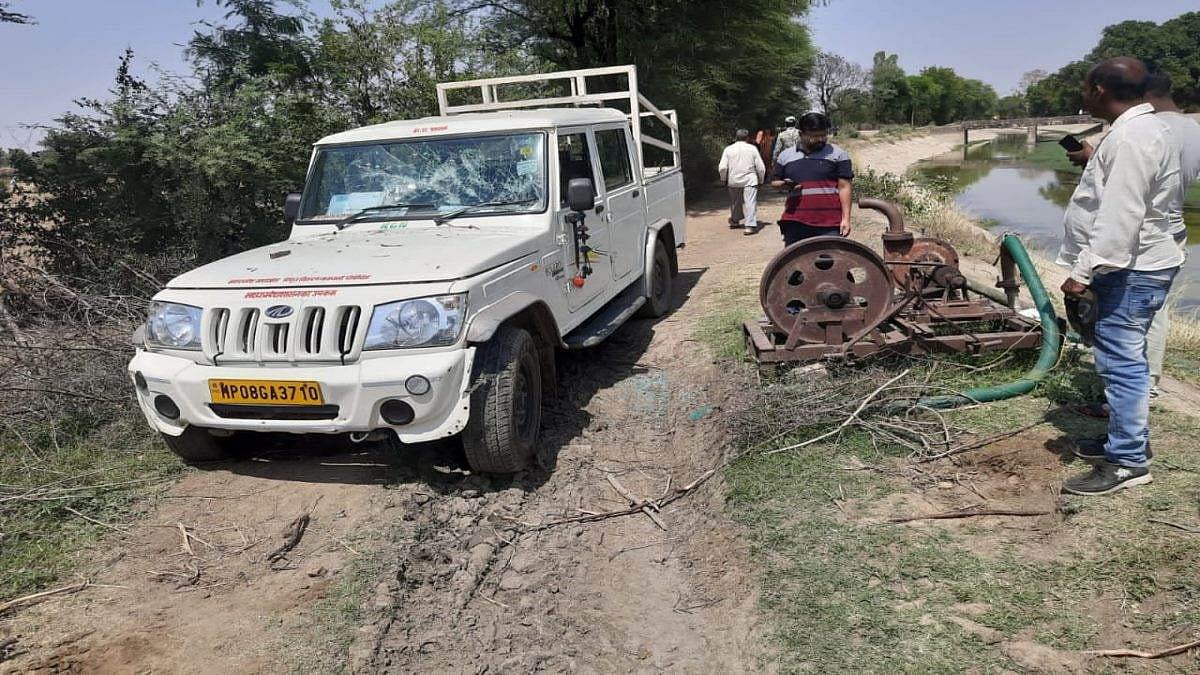 Madhya Pradesh: Violent mob pelts stones and sticks on power staff in Chanderi, security guard fires in air to disperse them - Vimarsana News