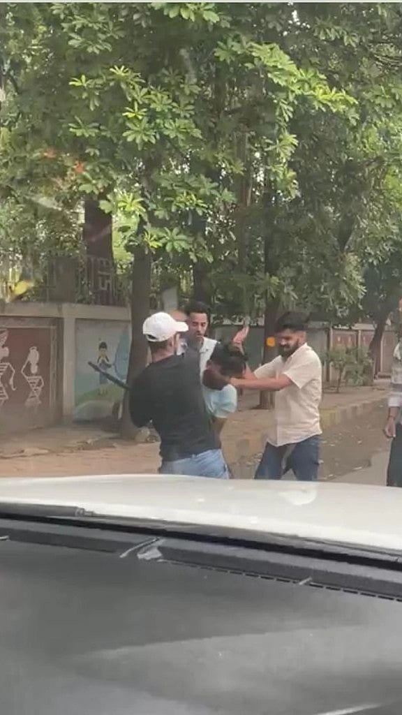 On Cam: Gang of miscreants waylays youth, beats him with belts & sticks in mid of the road in MP's Gwalior - Vimarsana News