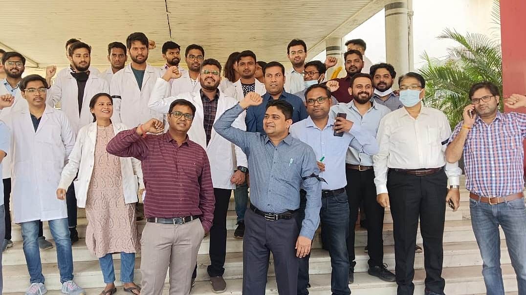 Indore: Health services likely to be hit today as govt doctors to go on indefinite strike - Vimarsana News