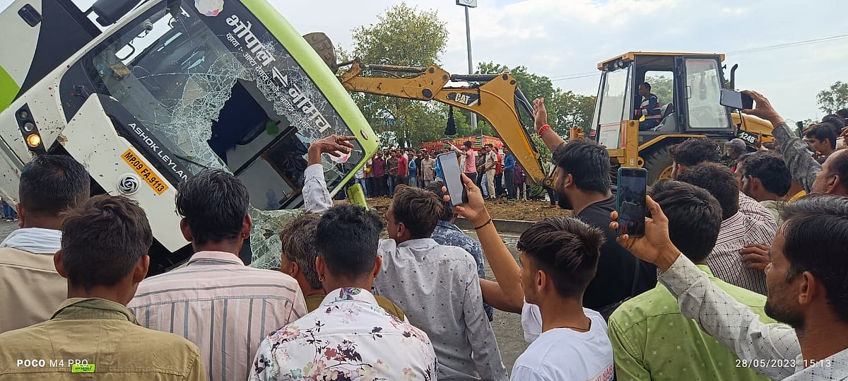 MP: Four killed as Chartered bus heading to Neemuch from Bhopal met accident at Mandsaur - Vimarsana News