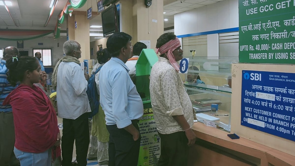 Bhopal: People queue up in front of SBI to exchange Rs 2000 notes after RBI order - Vimarsana News