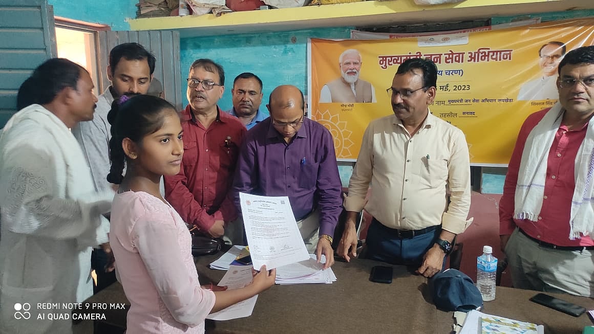 MP: Welfare schemes must reach all eligible beneficiaries, say Sanawad collector - Vimarsana News