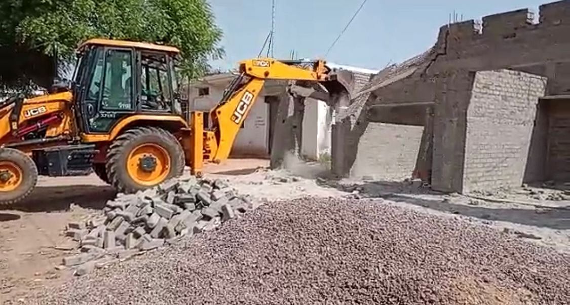 Madhya Pradesh: Officials bulldoze illegal construction in Chhatarpur - Vimarsana News