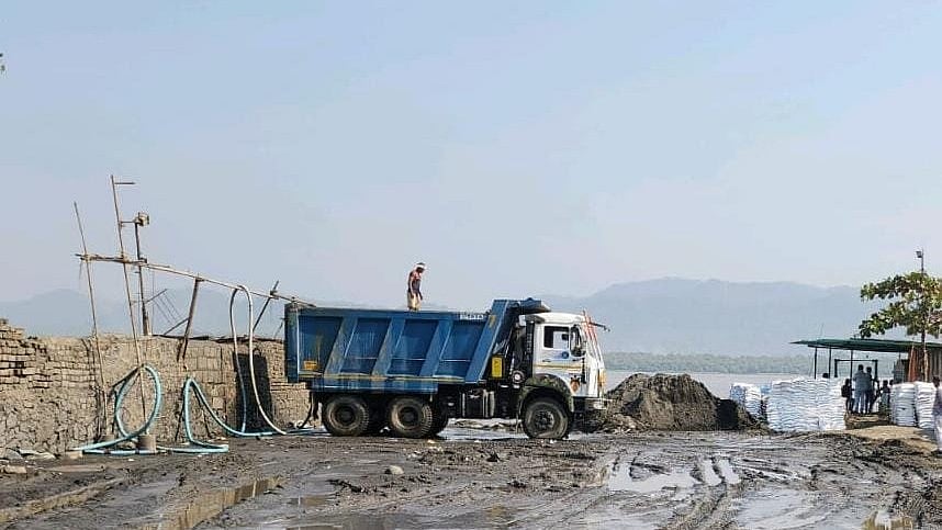 Mira-Bhayandar: JCB driver held for sand theft while sand mafia remains at large - Vimarsana News