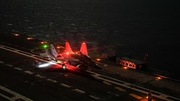 Historic Moment: MiG-29K makes maiden night landing on INS Vikrant (WATCH) - Vimarsana News