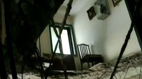Thane: Ceiling collapses in multi-storey building in Naupada; 5 family members injured (WATCH) - Vimarsana News