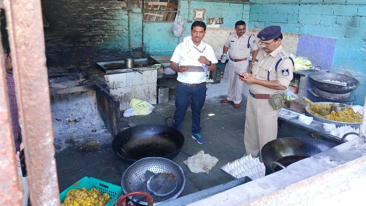 Bhopal: Bajaria samosa shop sealed after dough found covered in fungus-laced cloth - Vimarsana News
