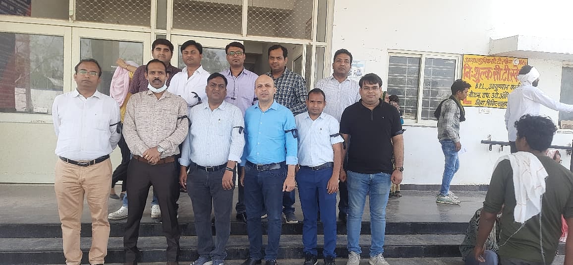 Bhopal: Wearing black bands on duty, nearly 10k doctors across MP start strike in a phased manner; OPDs to be shut for 2 hrs tomorrow - Vimarsana News