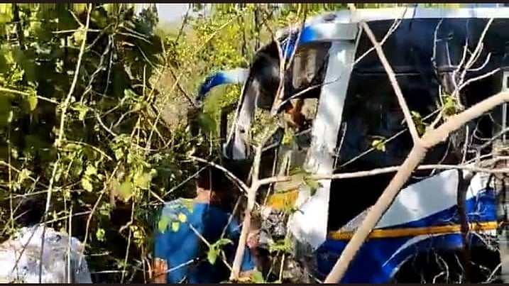 Madhya Pradesh: 5 injured after bus falls into valley due to brake failure in Shahdol - Vimarsana News