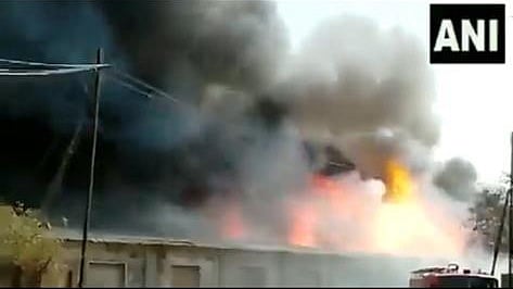 Watch: Fire breaks out at warehouse in Thane's Bhiwandi area, 6 fire tenders on spot to douse flames - Vimarsana News