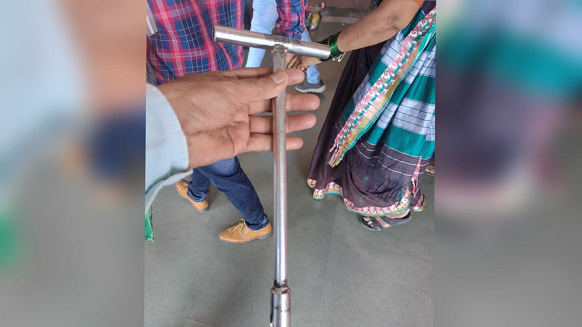 Mumbai: Commuters use duplicate keys to illegally access locked motor coaches on local trains - Vimarsana News