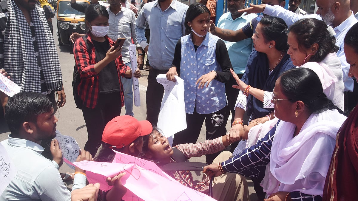 Bhopal: BMC security staff misbehave with college girls - Vimarsana News