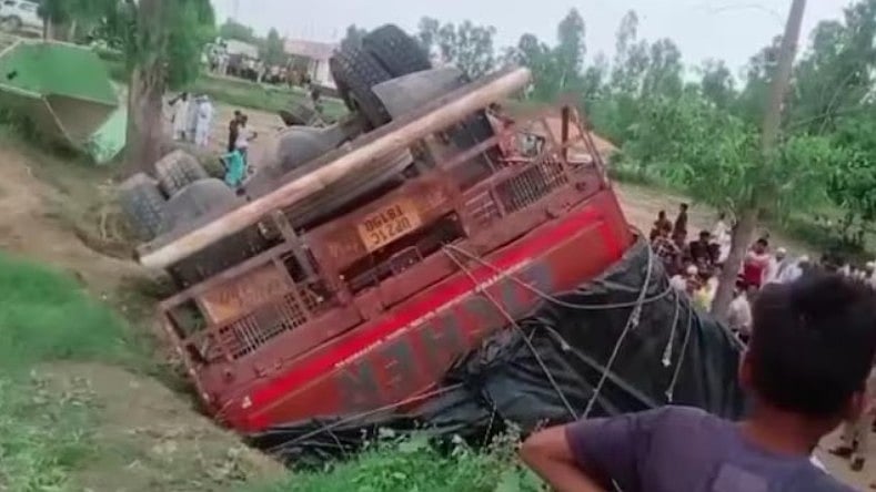 UP: 8 dead, 15 injured as truck hits pickup van in Moradabad - Vimarsana News