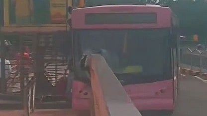 Indore: Pink I-bus Rams Into Divider, Damaged, No Casualty Reported - Vimarsana News