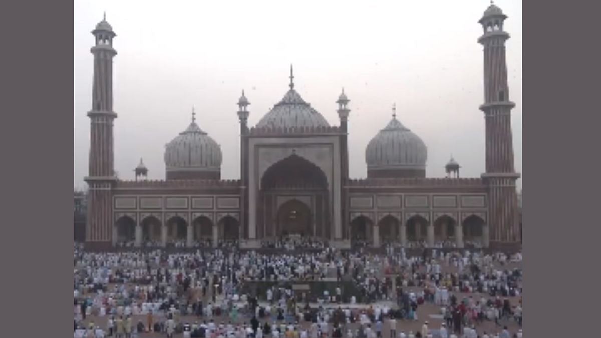 WATCH: Hundreds Of Devotees Offer Eid-Al-Adha Namaaz At Delhi's Jama Masjid - Vimarsana News