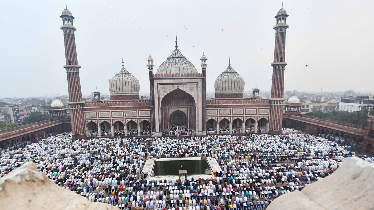 Eid Al-Adha Prayers Offered Across The Country, People Exchange Greetings (WATCH) - Vimarsana News