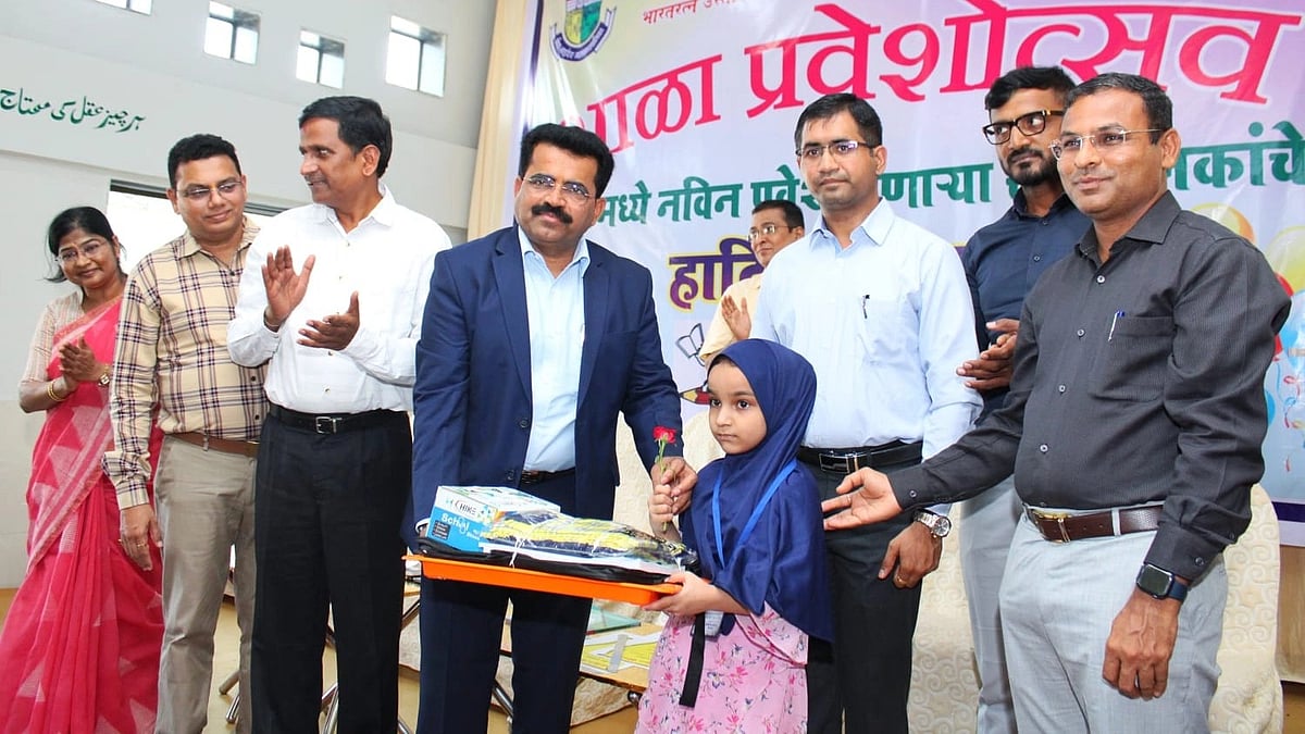 Mira Bhayandar: MBMC Commissioner Welcomes Students Back To School With Roses, Education Kit - Vimarsana News