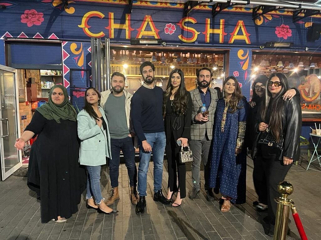 Asian couple makes Desi Cha Sha an instant hit in UK with Matka touch - Vimarsana News