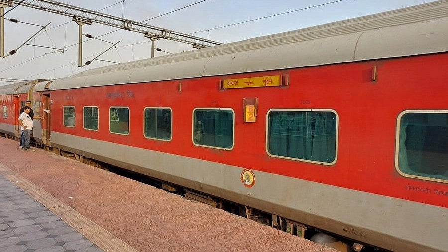 Maharashtra CSMTNagpur Duronto Express Detained At Titwala Station