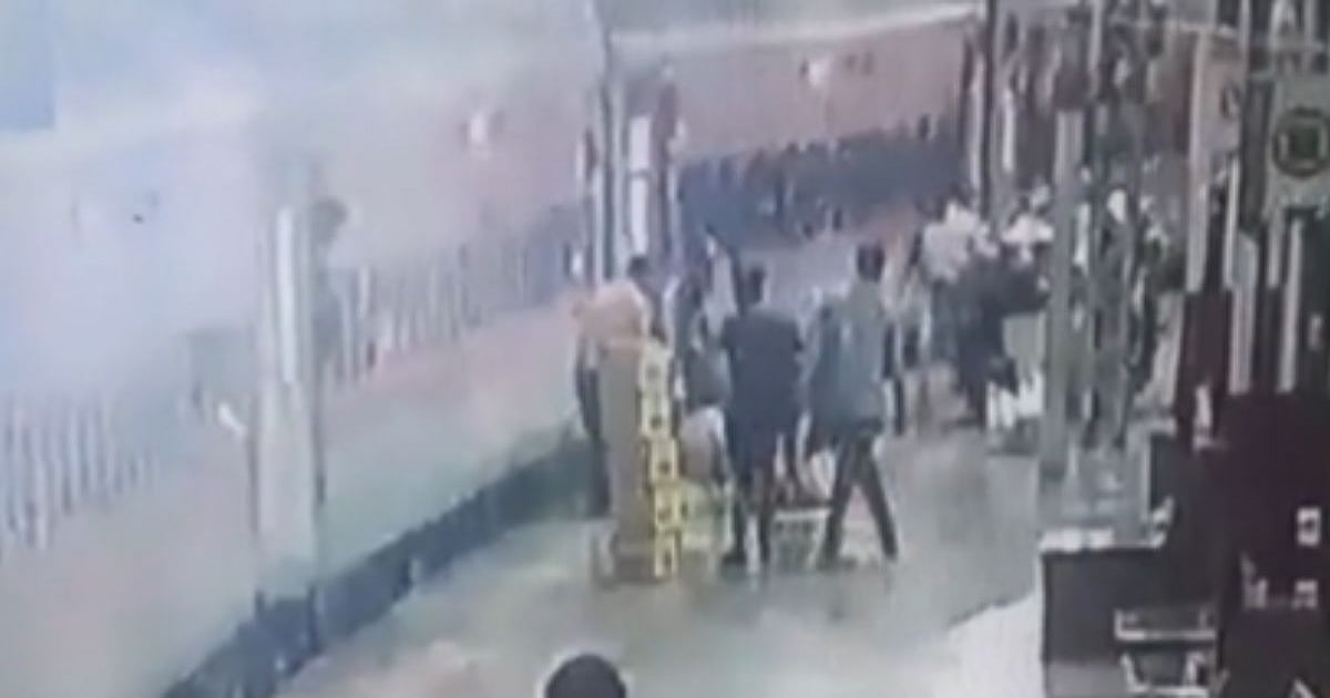 WATCH: RPF Constable Rescues Woman Trapped Between Train & Platform At Vadodara Station; Railway Lauds Her Courage - Vimarsana News