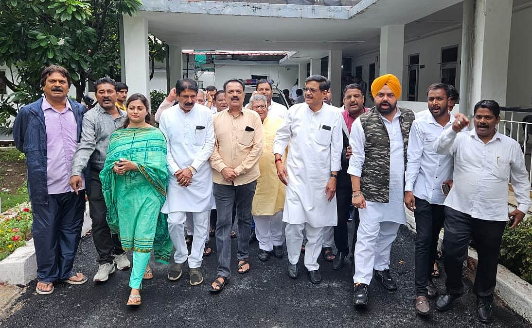 Indore: Posters Against Kamal Nath Congress Demands FIR, Submits Memorandum To CP - Vimarsana News
