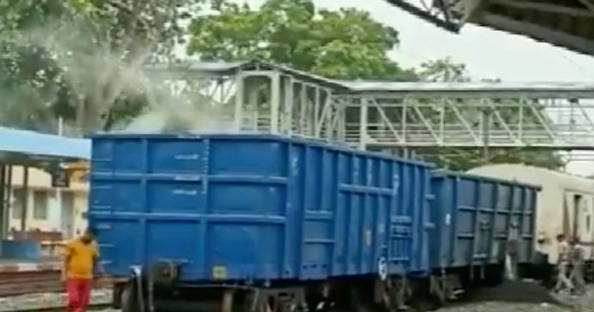WATCH: Fire Breaks Out In Train At Odisha's Rupsa Railway Station - Vimarsana News