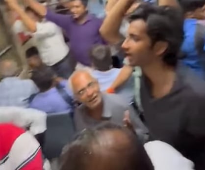 Mumbai News: People Jam And Sing Kishore Kumar's Song Inside Local Train (Watch) - Vimarsana News