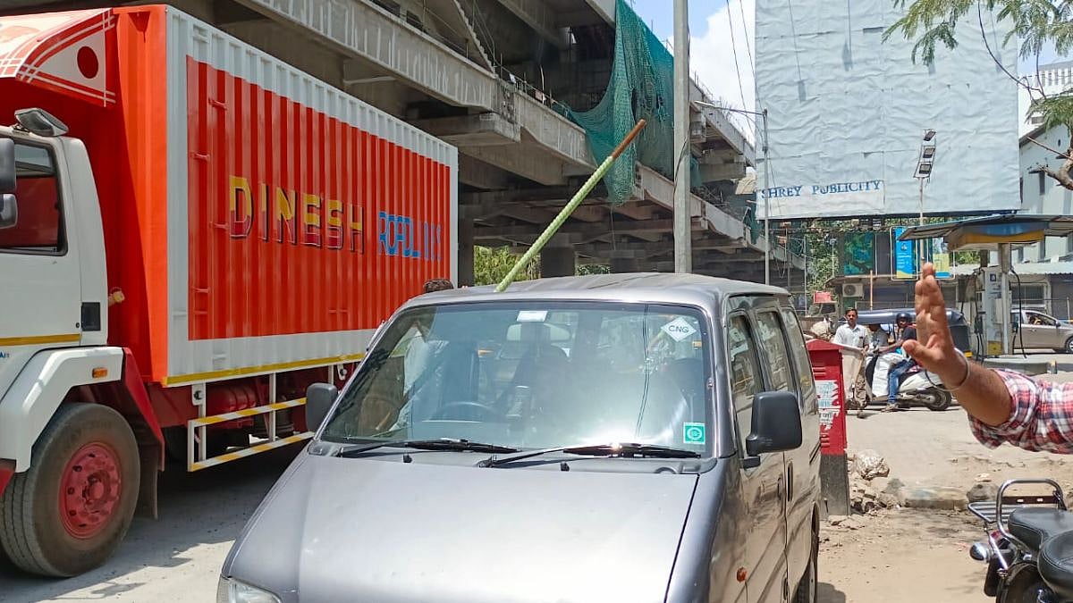Thane News: Iron rod from metro site pierces through moving car's roof at Teen Haath Naka; no injuries reported - Vimarsana News