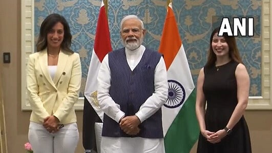 PM Modi Meets Prominent Egyptian Yoga Instructors In Cairo (WATCH) - Vimarsana News