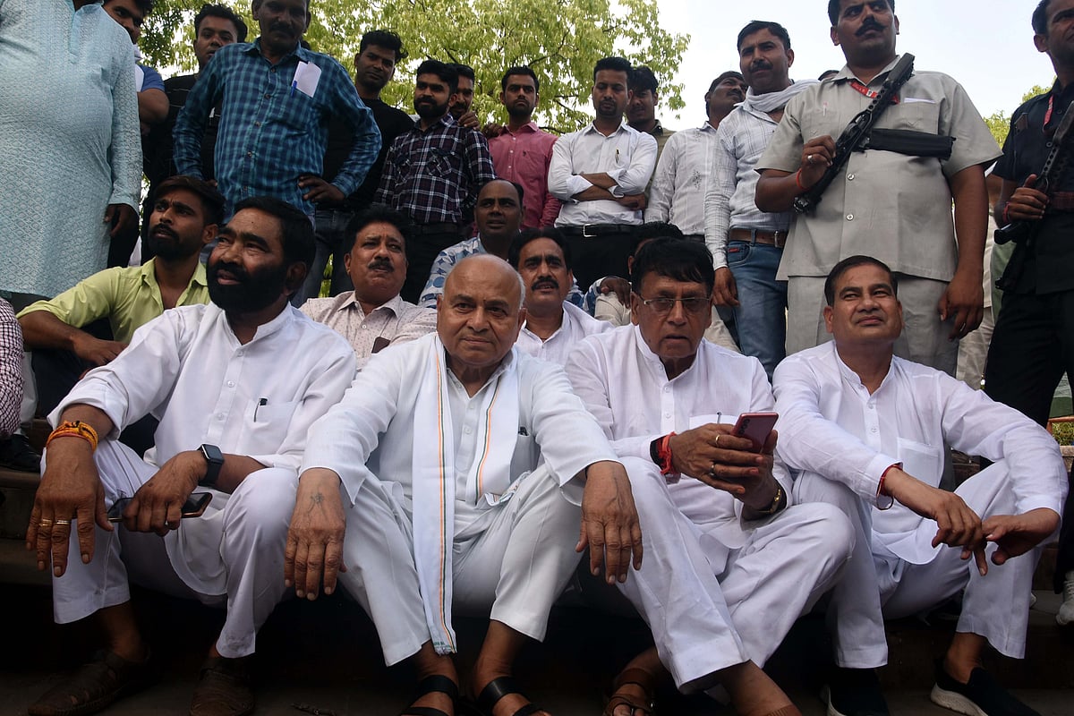 Bhopal Denied Entry Into Satpura Bhawan, LoP & Cong MLAs Stage SitIn