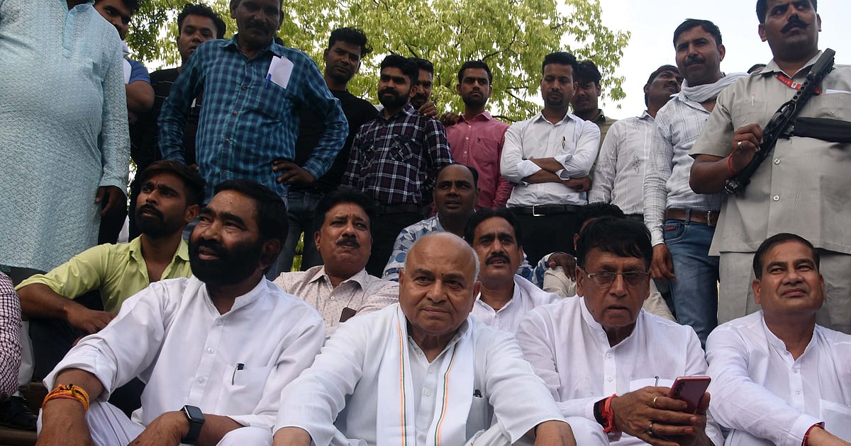 Bhopal: Denied Entry Into Satpura Bhawan, LoP & Cong MLAs Stage Sit-In - Vimarsana News