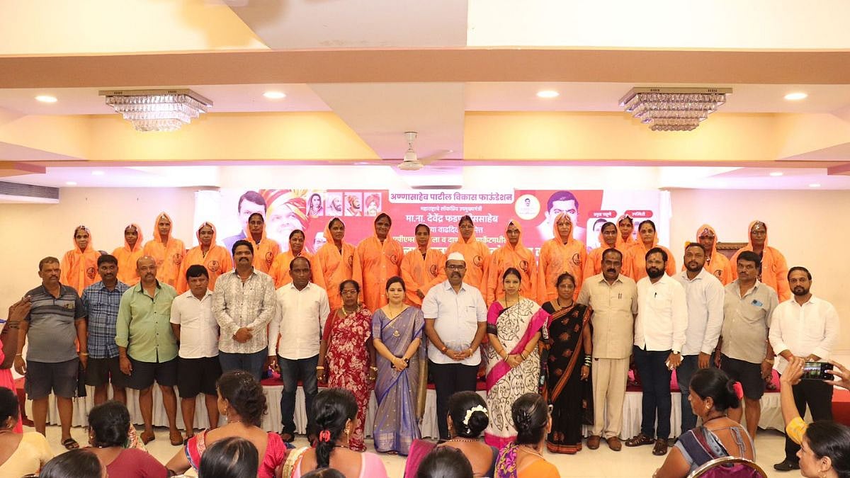 Navi Mumbai NGO ‘Annasaheb Patil Vikas Foundation’ Distributed Raincoats Among Women Workers Of APMC