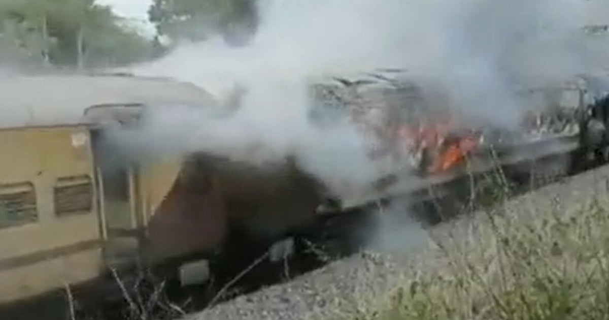 Telangana: Fire Breaks Out In 3 Coaches Of Falaknuma Express, No Casualties; Visuals Surface