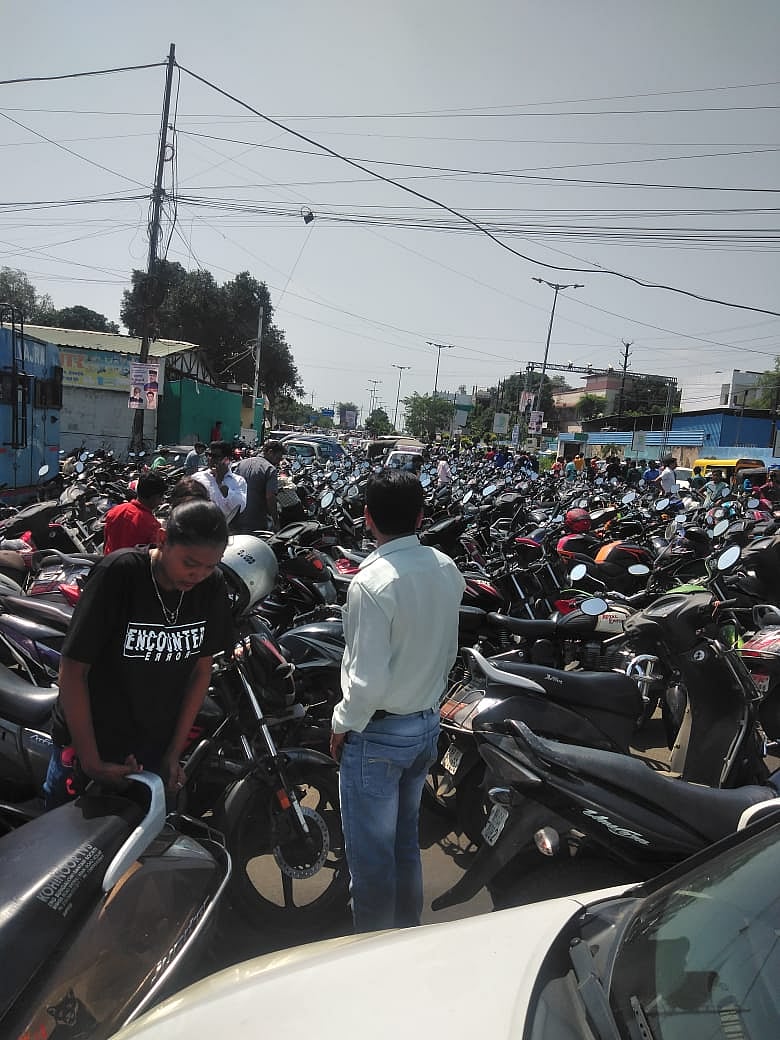 Bhopal Heavy Traffic Jam On VIP Road, New Market & Bairagrah As Lakhs