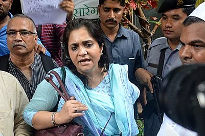 Without warrant, Gujarat cops land
at Teesta’s house for search
