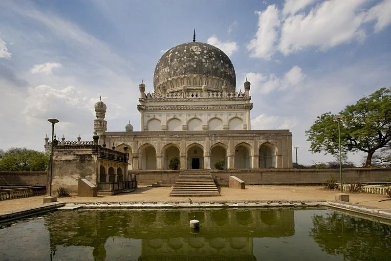 Qutb Shahi Tombs<br />Picture credits: knowindiatourism.blogspot.com