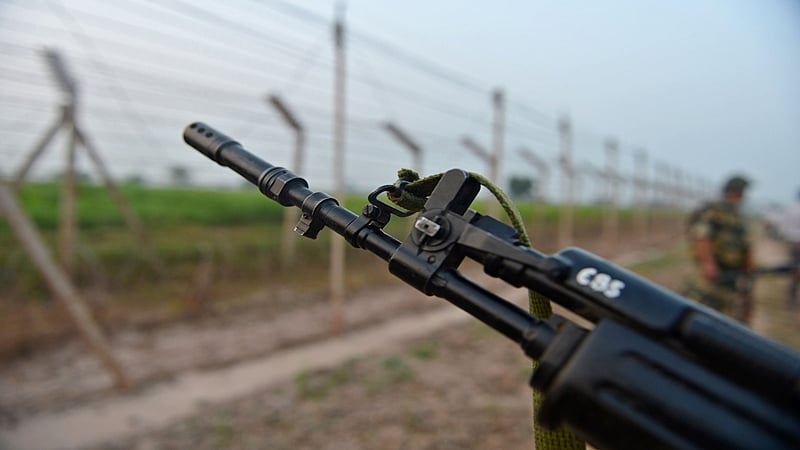 Jammu and Kashmir: Pakistani intruder shot at as BSF troops foil narcotics smuggling bid in Samba - Vimarsana News