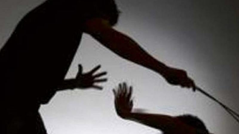 Thane: Irate mob beat two women in Mumbra on suspicion of being child-lifters - Vimarsana News