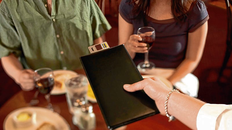 Wait, what? US Couple paid 810 USD tip to restaurant waitress - Vimarsana News