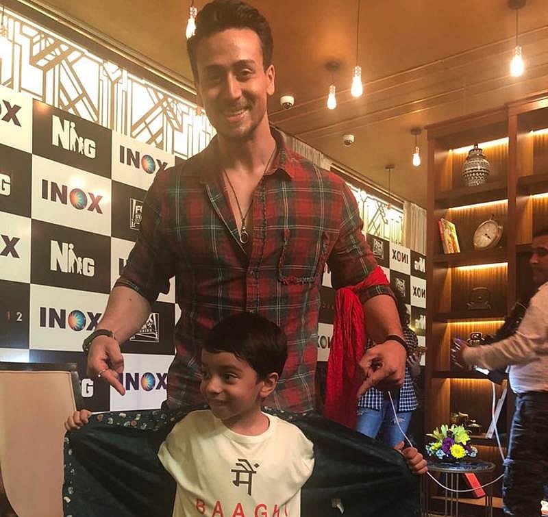 Tiger Shroff poses with his kid Baaghi fan!