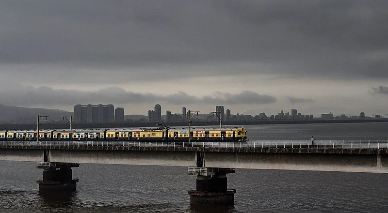 Navi Mumbai: Police and fisherman save 16-year-old girl who jumped from Vashi bridge into creek