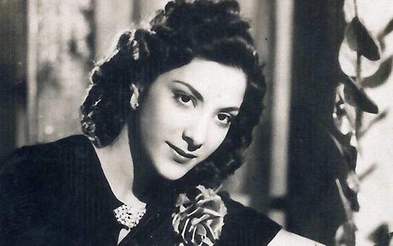 Image result for nargis dutt suffers from cancer",nari