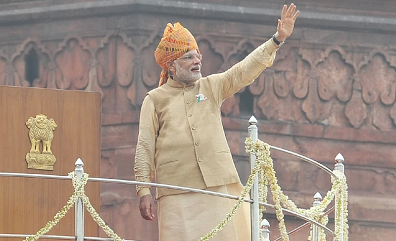PM Narendra Modi waving to the people after addressing the Nation on the occasion of 69th Independence Day.