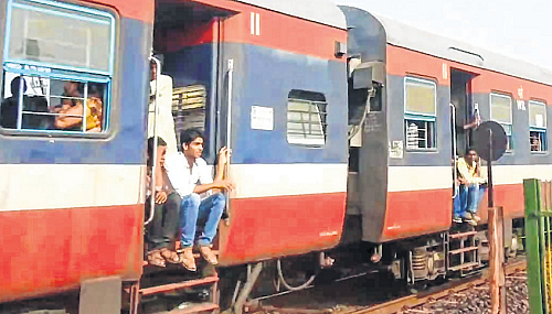 Madhya Pradesh: Western Railway announces three special trains passing via Ratlam railway station