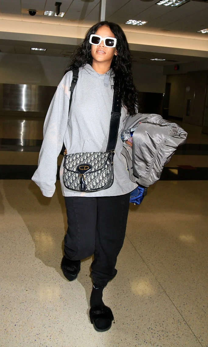 Rihanna dressed down in slides