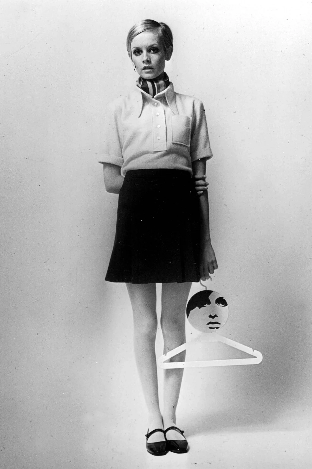 <div class="paragraphs"><p>Twiggy in a mini</p></div>